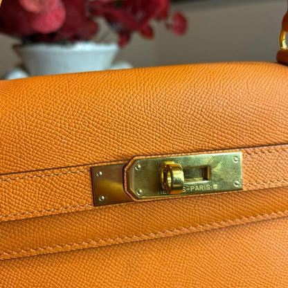 Hermès – Kelly 25 bag in orange with gold-colored hardware