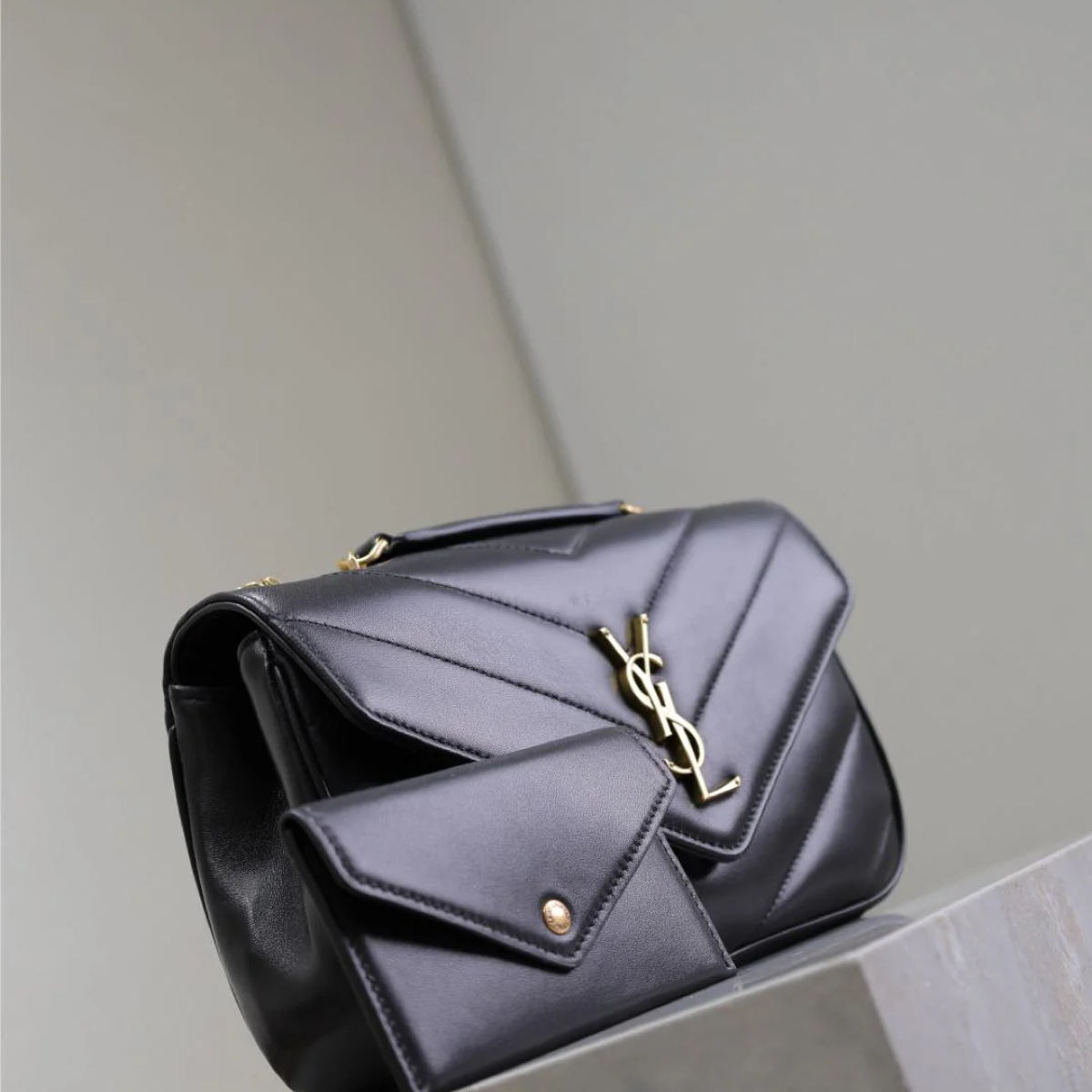 Yves Saint Laurent – Signature Set: Loulou bag & Opyum sandals