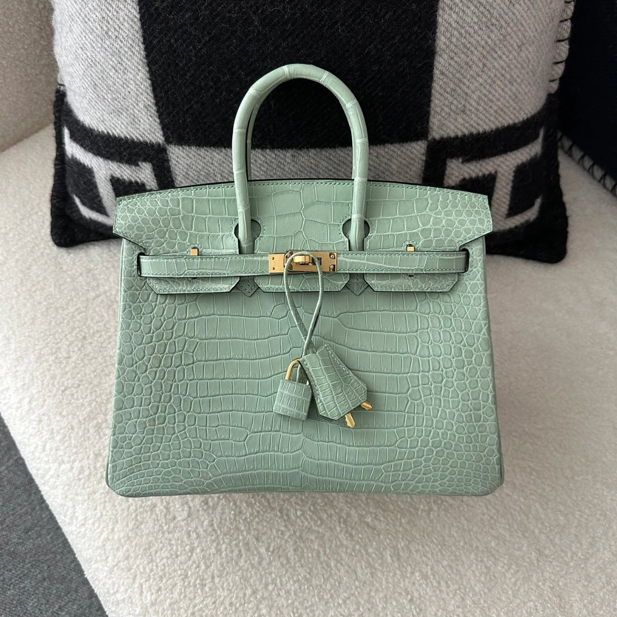 Hermès – Kelly 28 Vert d’Eau Alligator Limited Edition