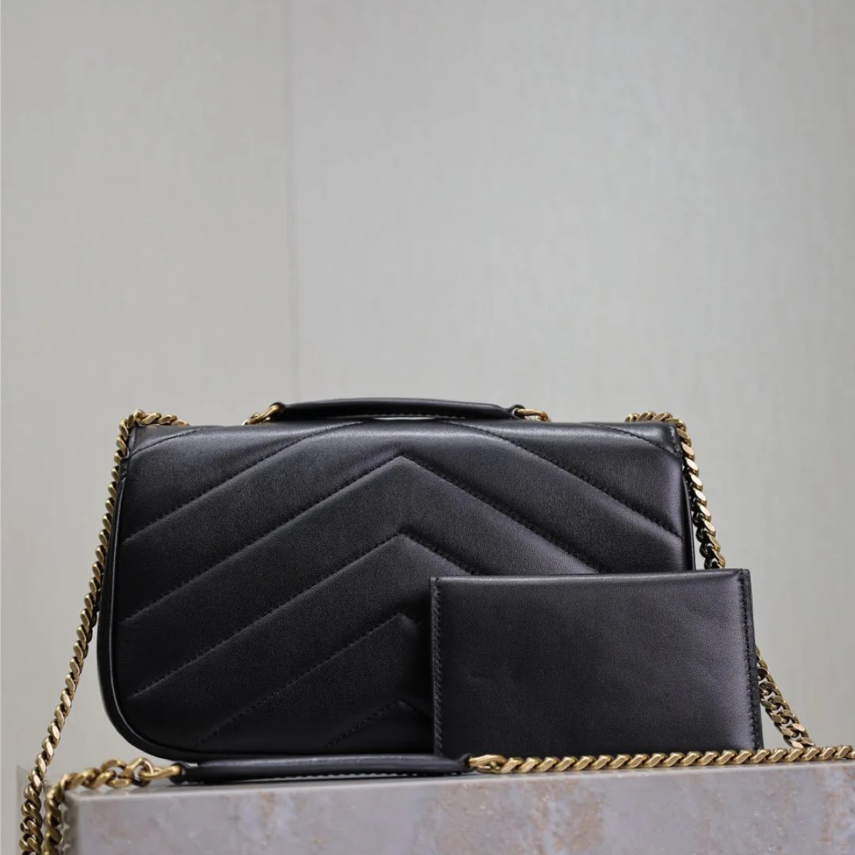 Yves Saint Laurent – Signature Set: Loulou bag & Opyum sandals