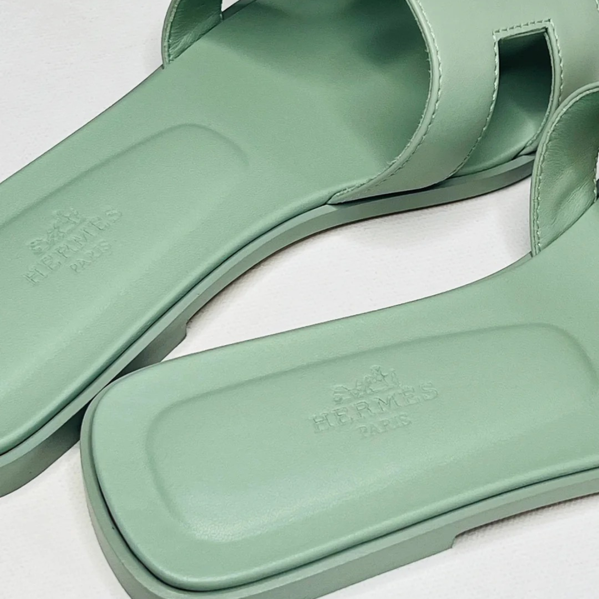 Hermès Set – Kelly 28 Vert d’Eau Alligator Limited Edition & Orange Sandals Green
