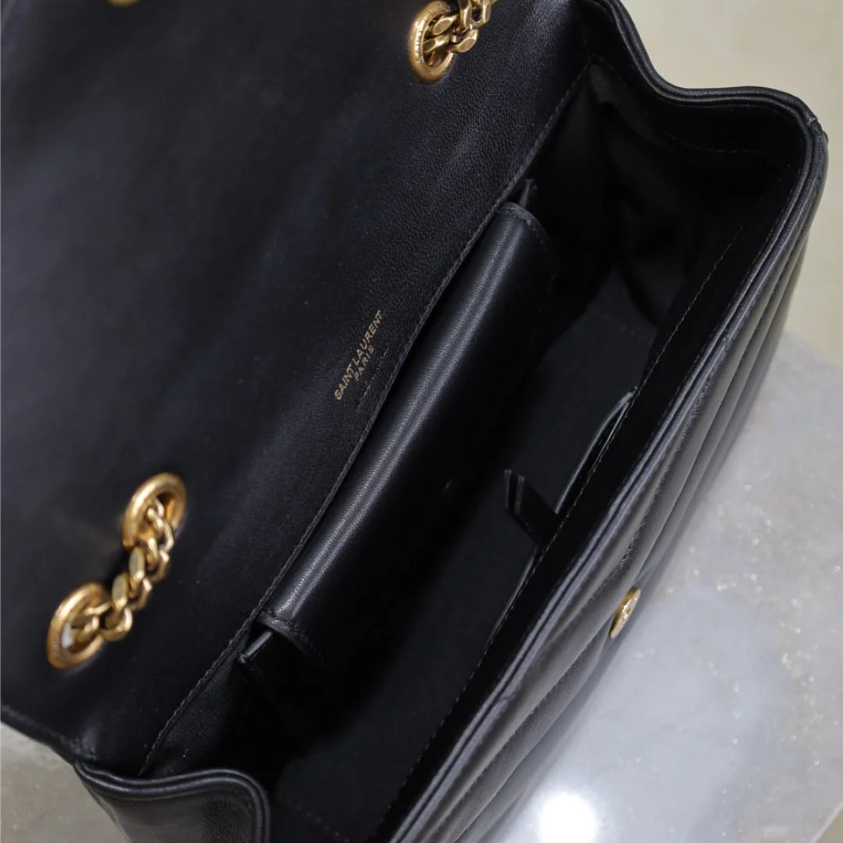 Yves Saint Laurent – Signature Set: Loulou bag & Opyum sandals